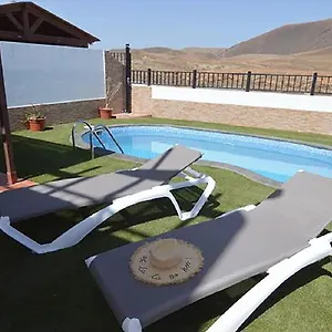 holidayvilla-blue-pool-bbq-wifi.hotelsfuerteventura.org/